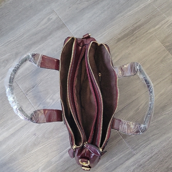 Elegant Burgundy Handbag - Picture 4 of 6